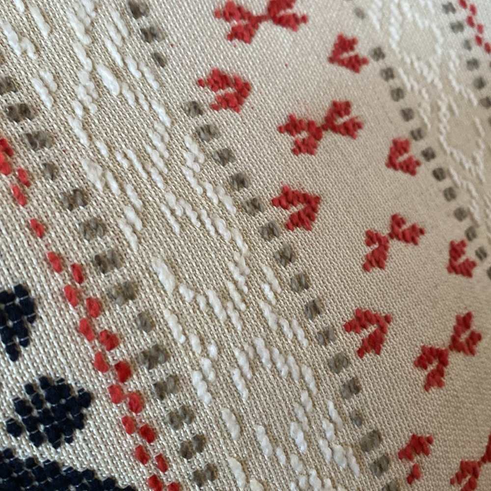 Elegant Black and Red Tote with Nordic Flair - Picture 3 of 8
